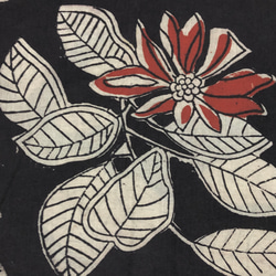 【50cm単位】ブラックオフホワイトレッドビッグフラワーバグルー染め　インド　ハンドブロックプリント生地  コットン 2枚目の画像