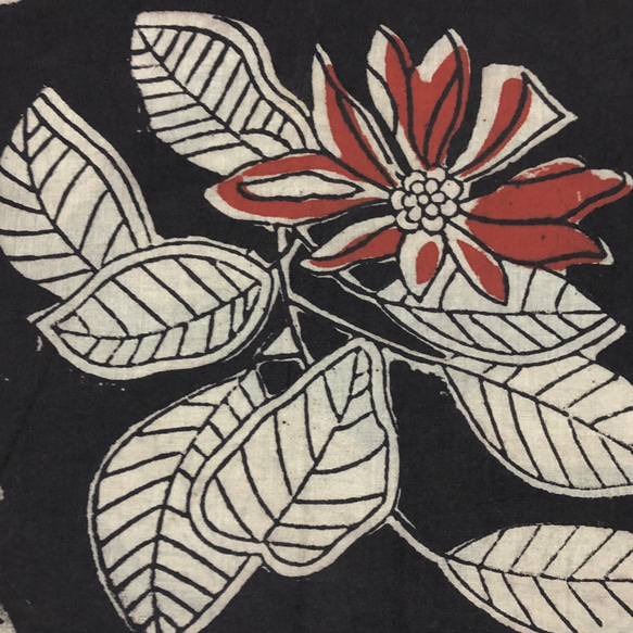 【50cm単位】ブラックオフホワイトレッドビッグフラワーバグルー染め　インド　ハンドブロックプリント生地  コットン 2枚目の画像