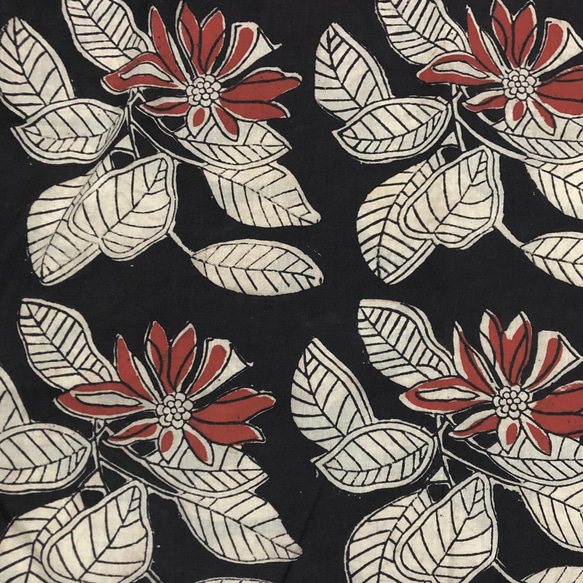 【50cm単位】ブラックオフホワイトレッドビッグフラワーバグルー染め　インド　ハンドブロックプリント生地  コットン 3枚目の画像