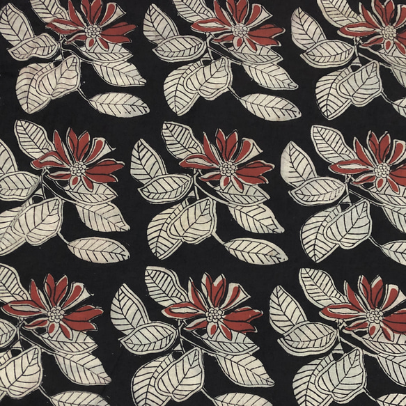 【50cm単位】ブラックオフホワイトレッドビッグフラワーバグルー染め　インド　ハンドブロックプリント生地  コットン 4枚目の画像