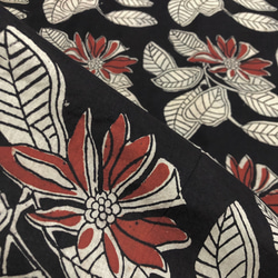 【50cm単位】ブラックオフホワイトレッドビッグフラワーバグルー染め　インド　ハンドブロックプリント生地  コットン 5枚目の画像
