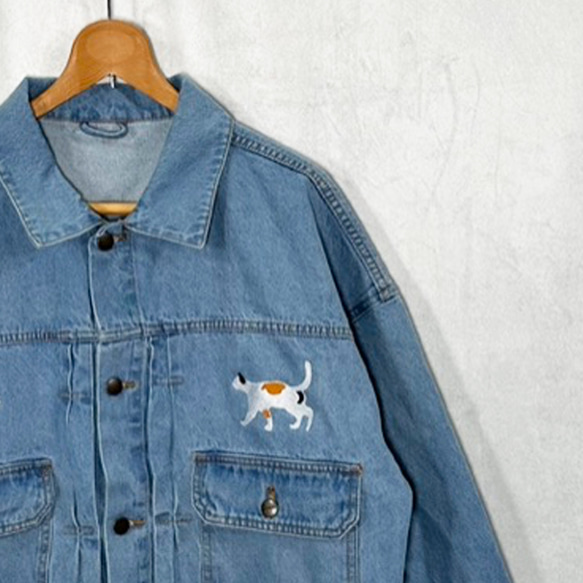 三毛猫のワンポイント刺繍 ビッグシルエットデニム長袖ジャケット＜ミディアムウォッシュ＞ 2枚目の画像