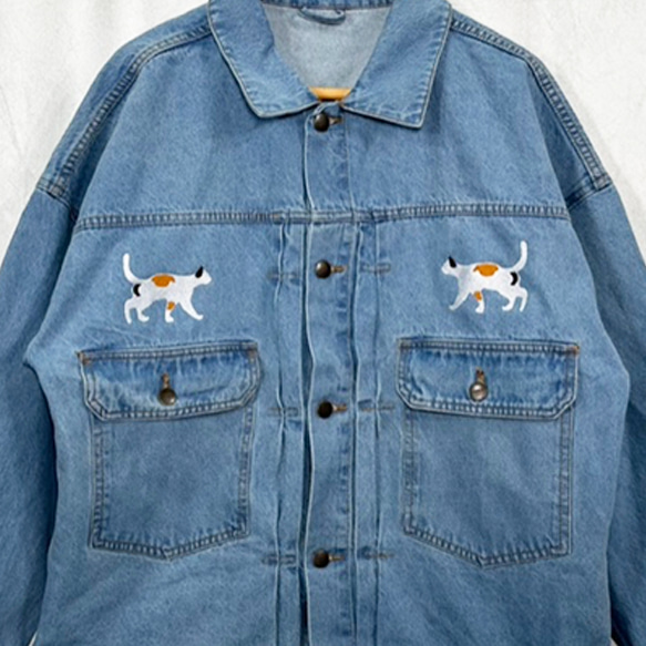 三毛猫のワンポイント刺繍 ビッグシルエットデニム長袖ジャケット＜ミディアムウォッシュ＞ 3枚目の画像