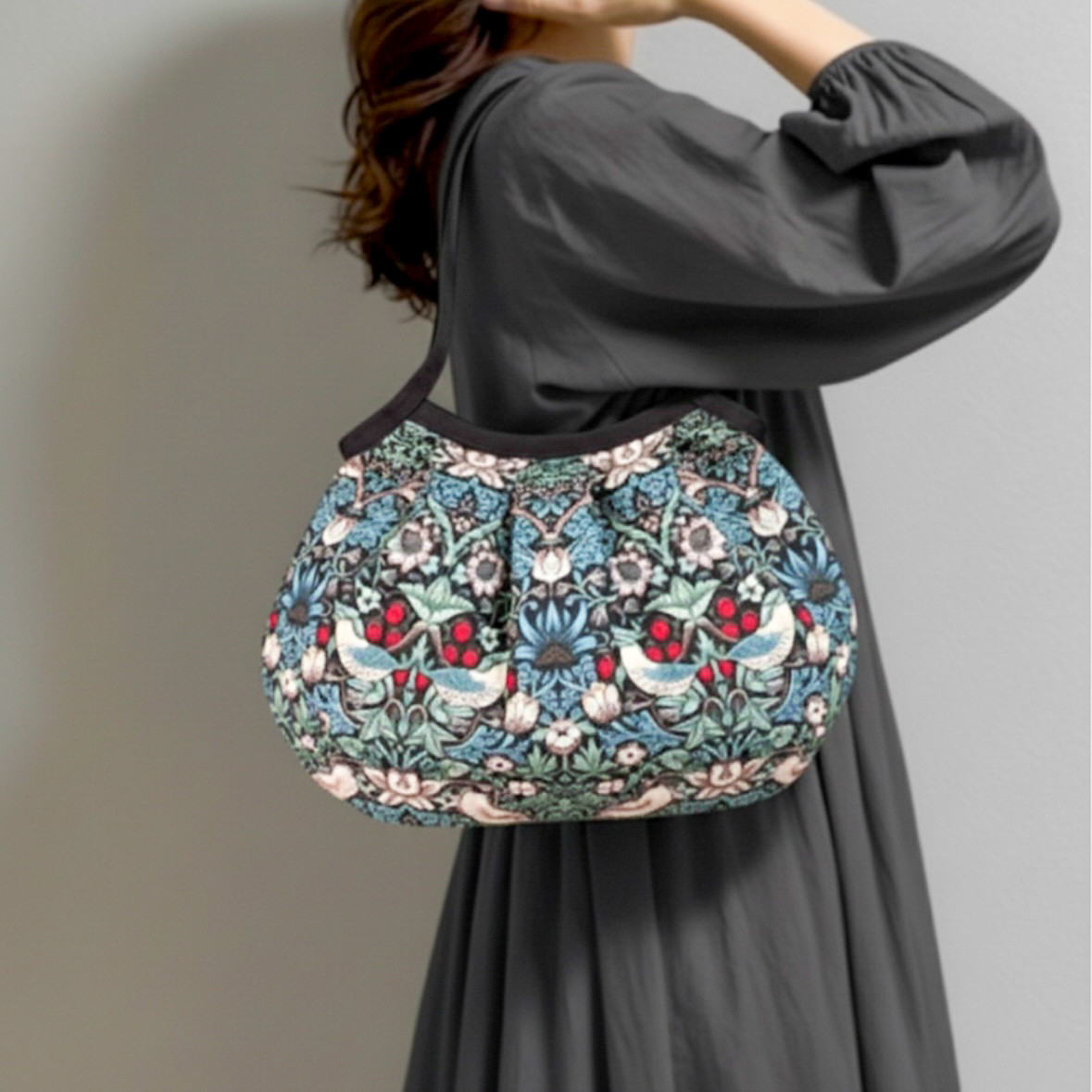 コロンと可愛いショルダーグラニーバッグ　《いちご泥棒》　ストロベリーシーフ　アンティークグリーン　黒地　◎選べる2サイズ