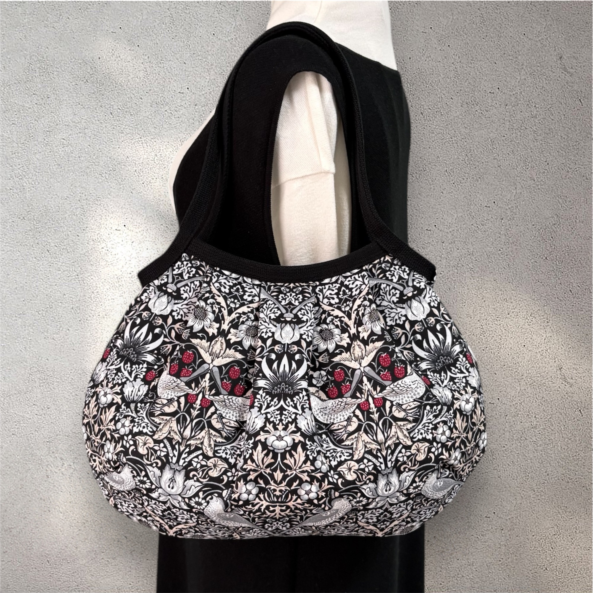 コロンと可愛いショルダーグラニーバッグ　《いちご泥棒》　ストロベリーシーフ　シルバーグレー　黒地