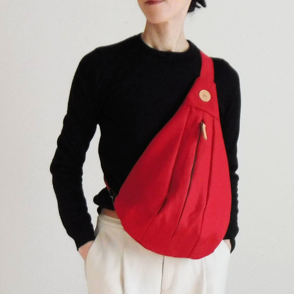 ボディバッグ「Drops」8号帆布レッド／しずく型（ドロップ型）ボディ