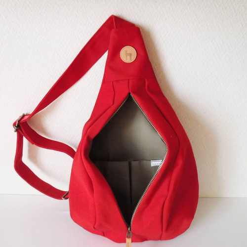 ボディバッグ「Drops」8号帆布レッド／しずく型（ドロップ型）ボディ