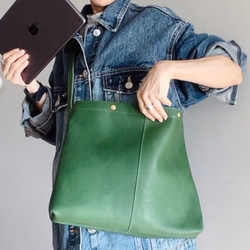 ビッグサコッシュ グリーン　本革製　サコッシュバッグ 1枚目の画像