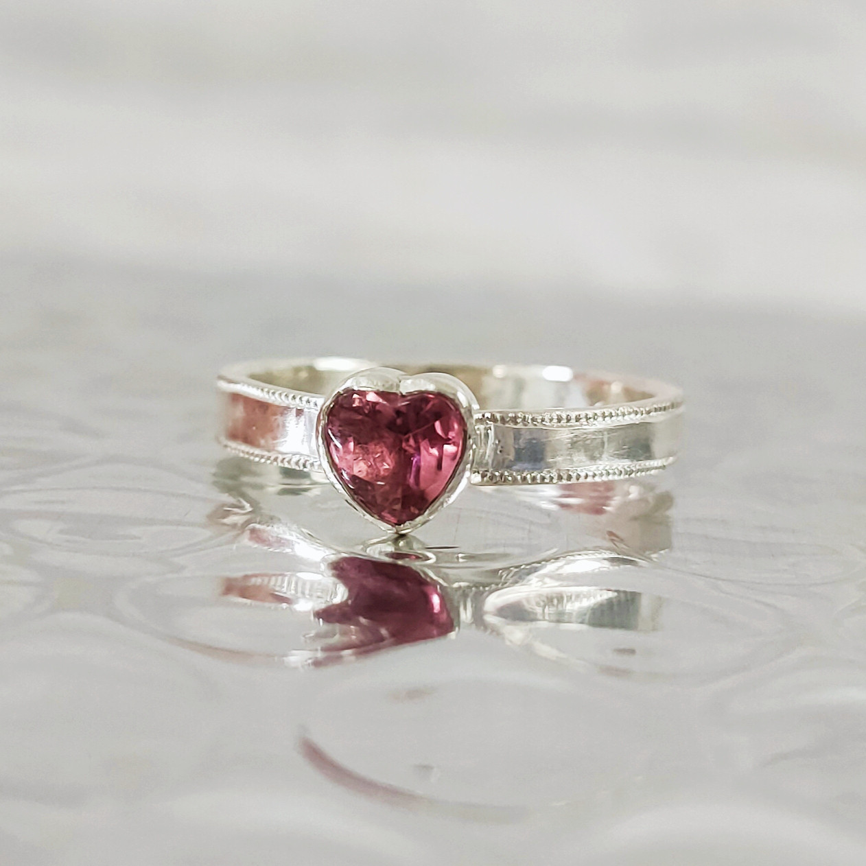 ハートのミル打ちリング シルバーリング ピンクトルマリン SV925 大人ジュエリー モダン 普段使い ミラリア
