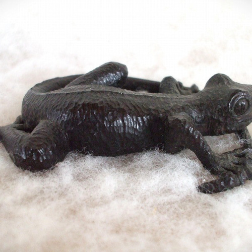 ♪ヤモリの木彫り置物♪黒檀です♪ 彫刻 zizimomo 通販 18514412