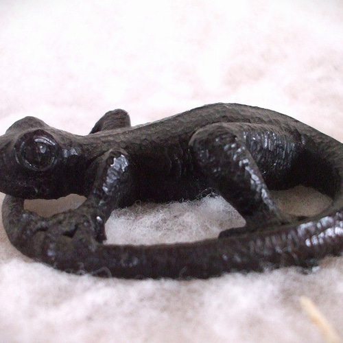 木彫りの置物　黒檀 ♪ヤモリの木彫り置物♪黒檀です♪ 彫刻 zizimomo 通販 18514412