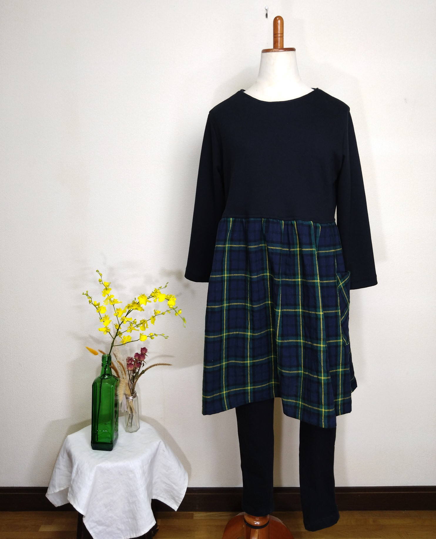 綿麻タータンチェックのチュニック（＋ブラックニット　7号）