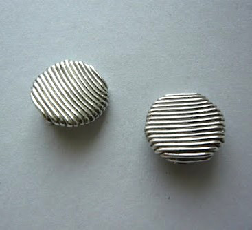 シンプルなストライプ模様のイアリング／あらゆる、お洋服のコーディネートにおすすめです