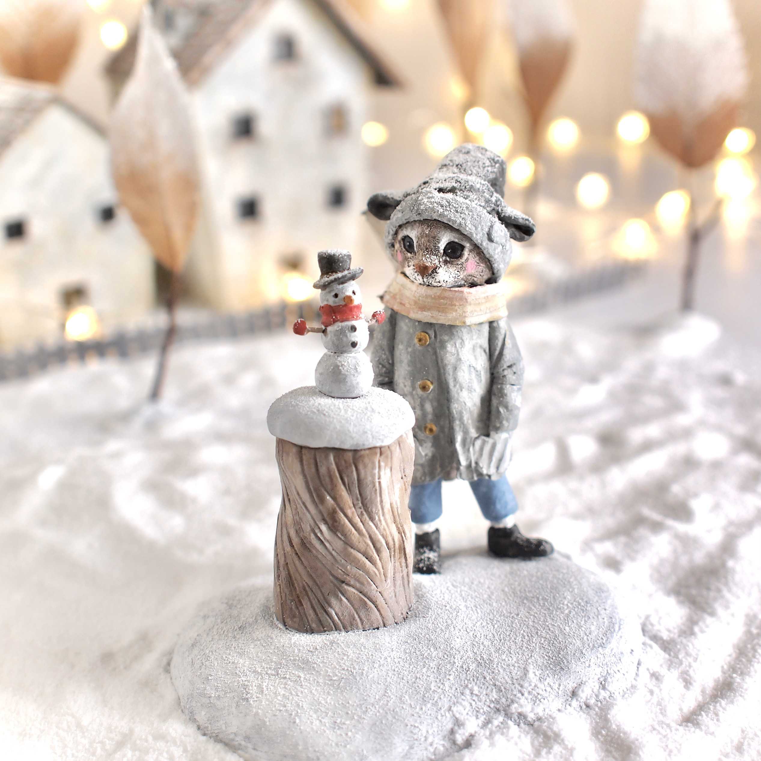 小さな雪だるまと猫 - 塑像 -