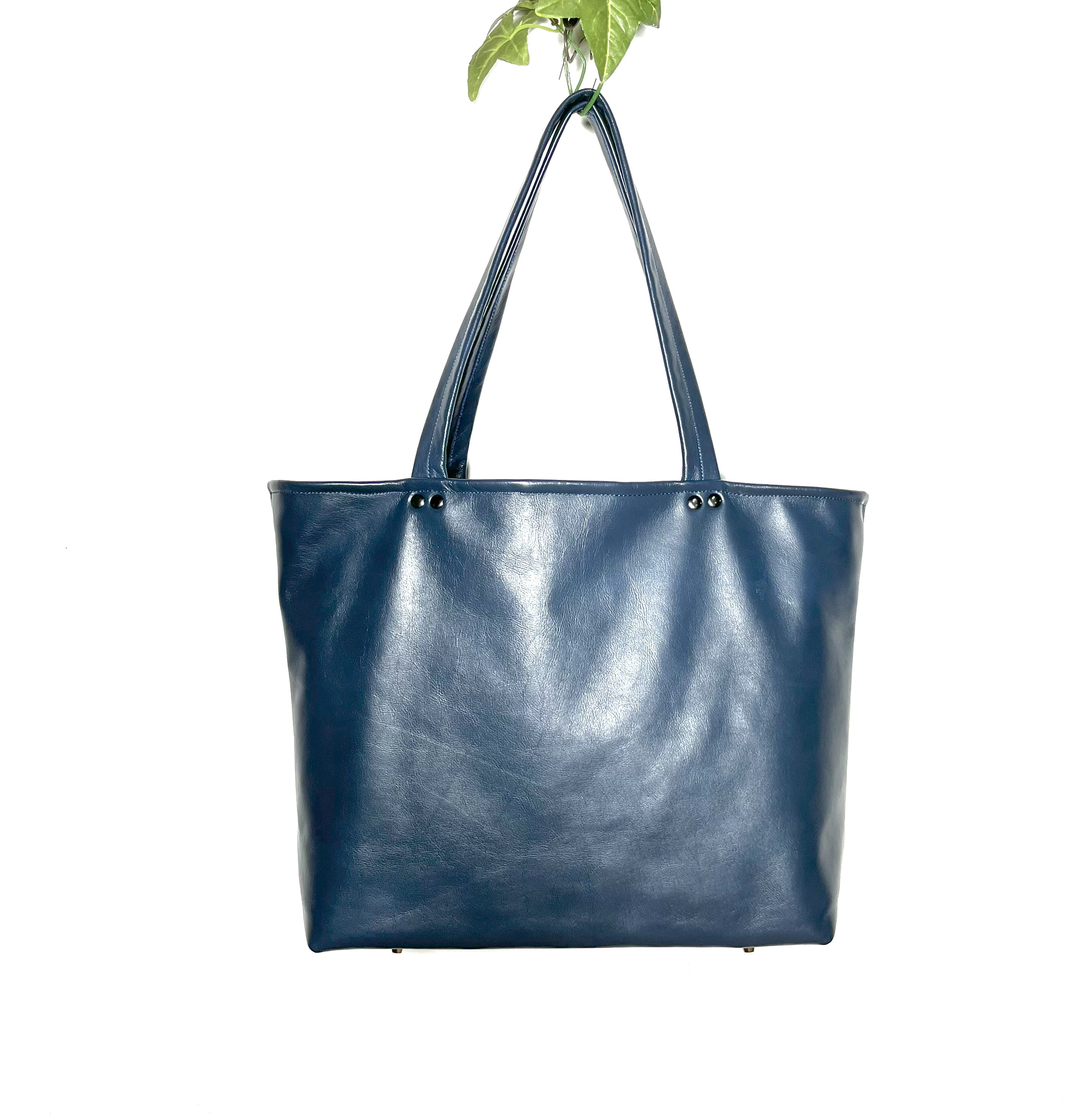 軽くて柔らかい大きな本革トートバッグ Lサイズ ダークネイビー 内ポケット・底鋲付 A4/iPad/雑誌 対応