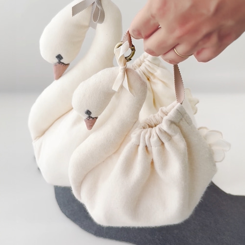 スワンポーチ M 】白鳥巾着 巾着バッグ クボミ 通販 18514795｜Creema