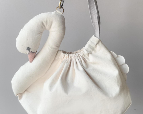 スワンポーチ M 】白鳥巾着 巾着バッグ クボミ 通販 18514795｜Creema