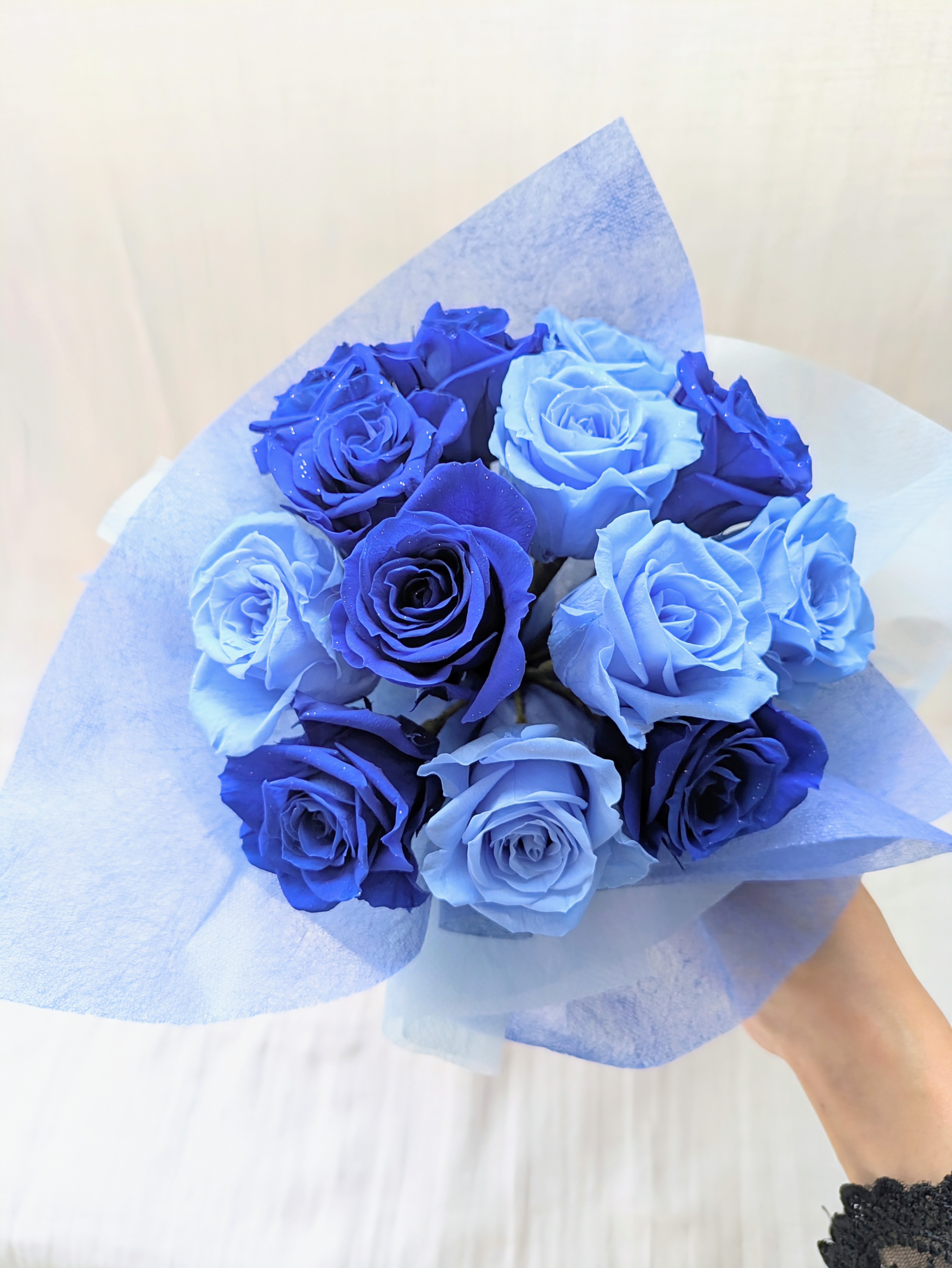 青とブルーの2色の薔薇13輪の花束／プリザーブドフラワー（花束の高さをおさえたコンパクトサイズ）