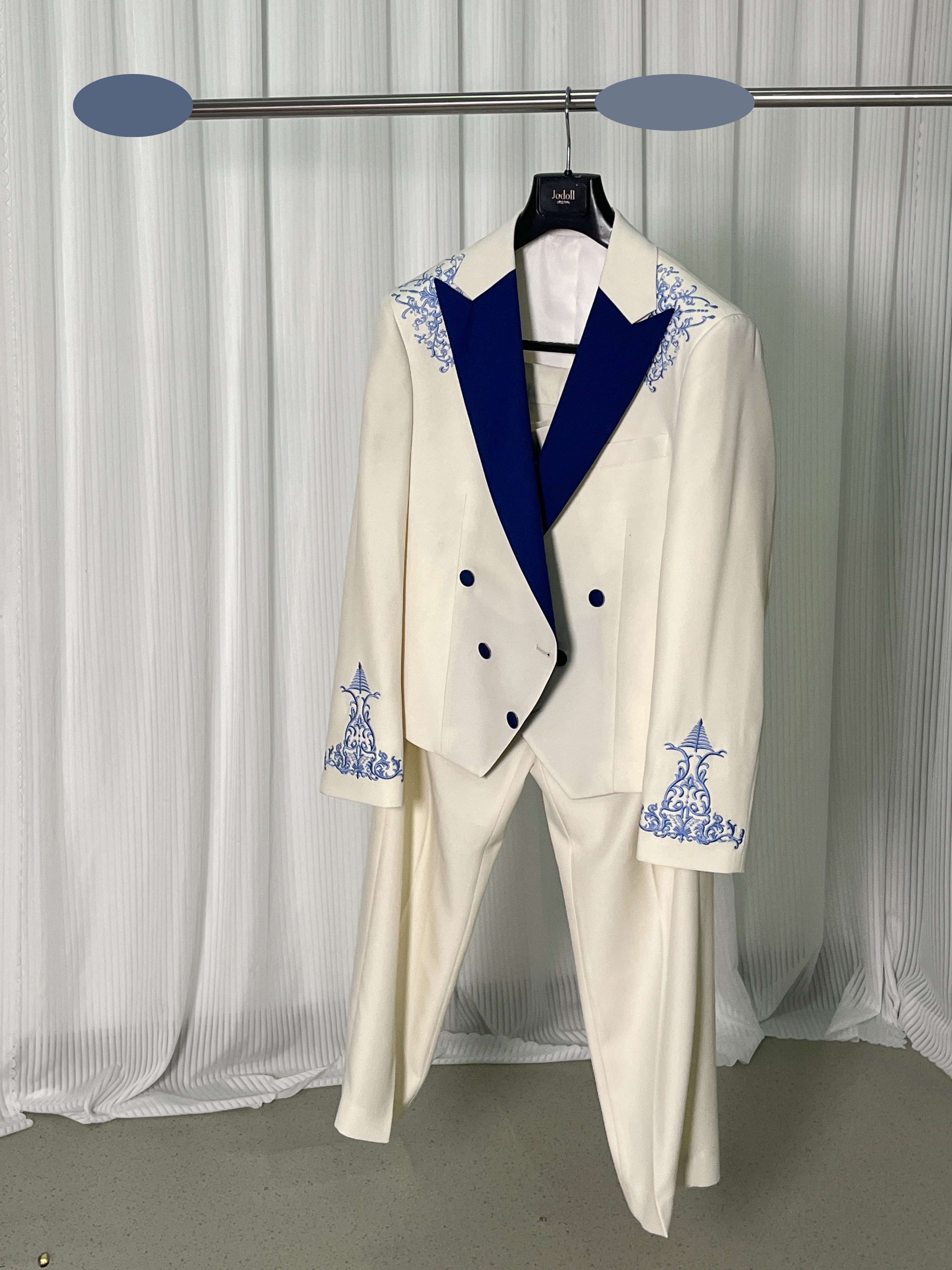 送料無料！タキシード　3D立体刺繍 ベージュ ブルー 発表会など ジャケット、パンツの2点セット エレガント