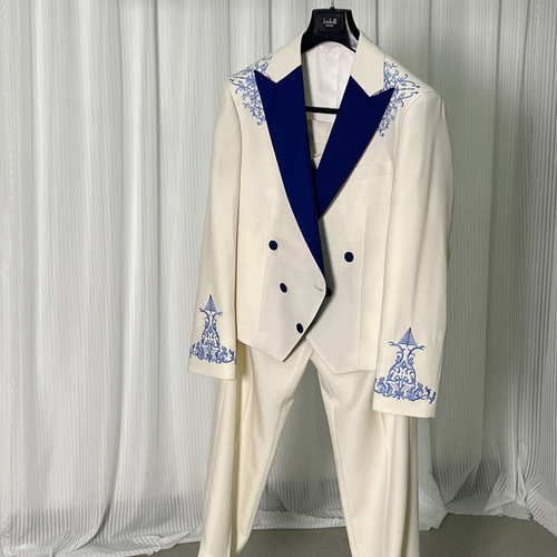 送料無料！タキシード 3D立体刺繍 ベージュ ブルー 発表会など