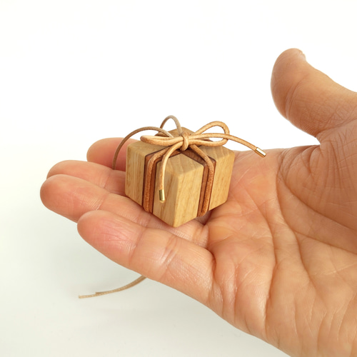 寄せ木と革紐の小さなギフトボックス ＊天然素材のクリスマス