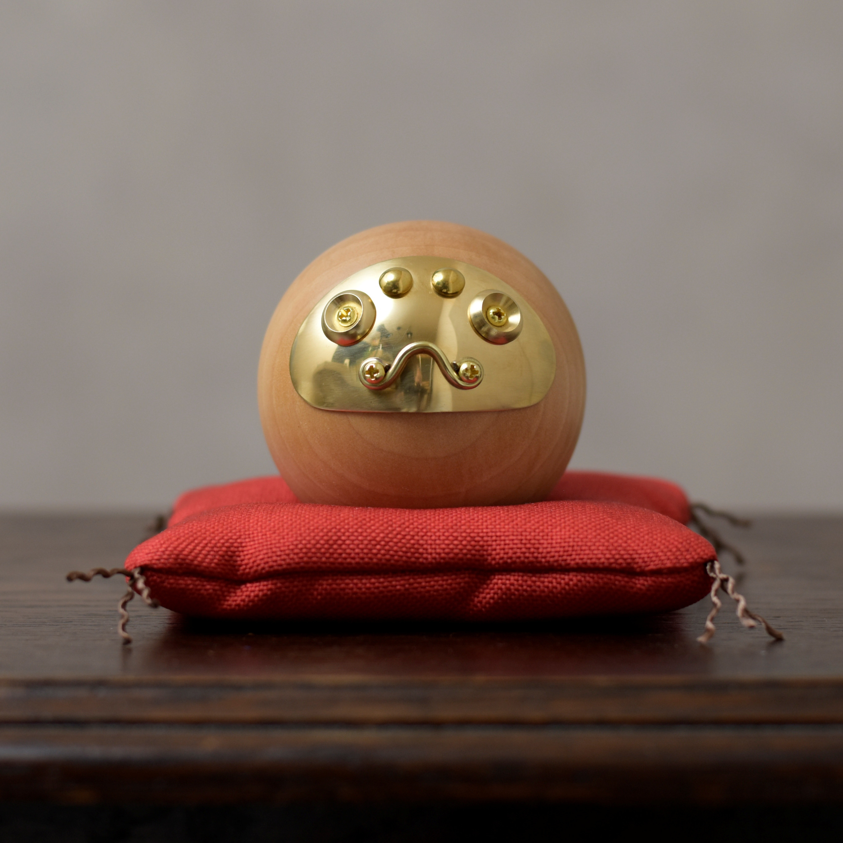 真鍮と木のダルマ　木目