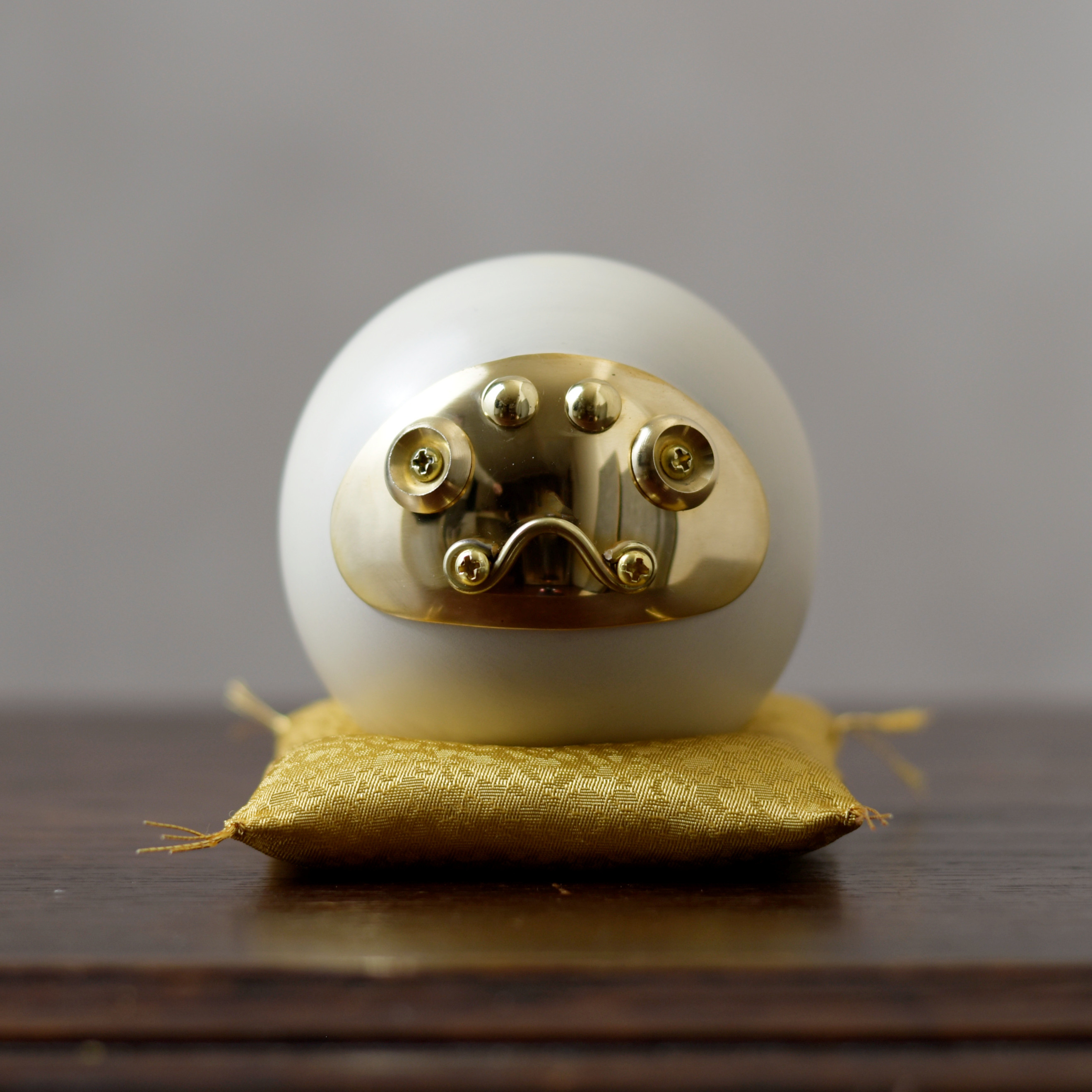 真鍮と木のダルマ　白