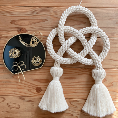 マクラメの白いモダンしめ縄 あわじ結び 正月飾り タペストリー