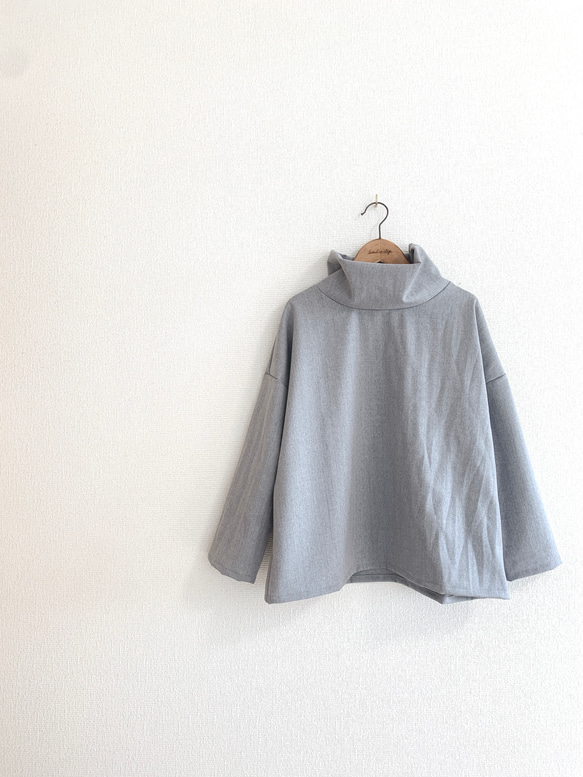 ストレッチウールのオフタートルプルオーバー/ラビットグレー 1枚目の画像