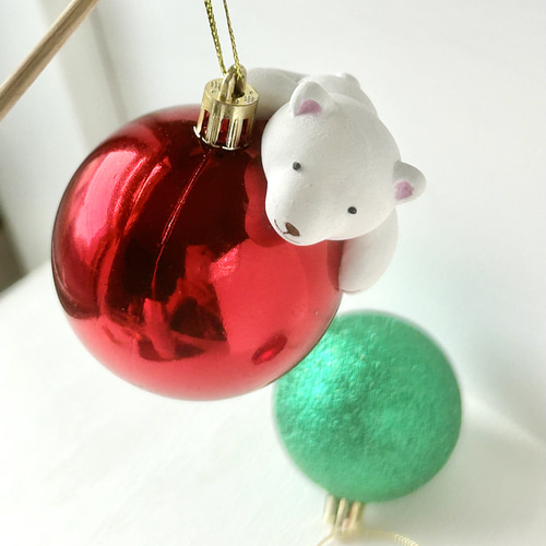 一生懸命つかまるシロクマさんクリスマスオーナメント その他人形 松岡