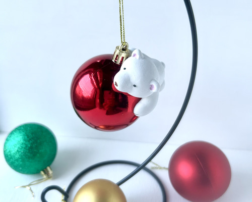 一生懸命つかまるシロクマさんクリスマスオーナメント その他人形 松岡