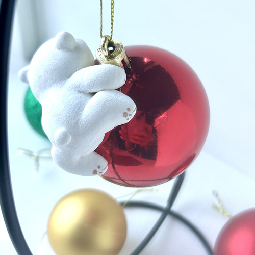 一生懸命つかまるシロクマさんクリスマスオーナメント その他人形 松岡