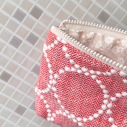 タンバリン ミニ コスメ ポーチ　レッド　ミナペルホネン の刺繍生地 tambourine 2枚目の画像