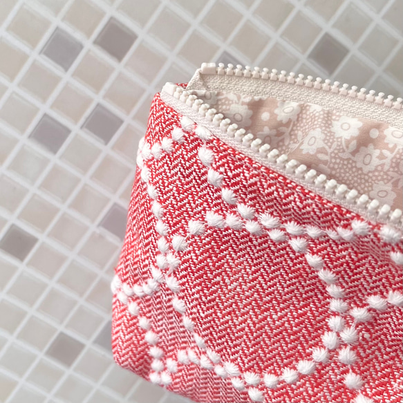 タンバリン ミニ コスメ ポーチ　レッド　ミナペルホネン の刺繍生地 tambourine 2枚目の画像
