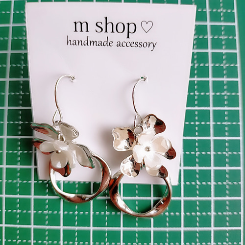 シルバーフラワー ハンドメイドピアス ピアス（フック・チェーン） m