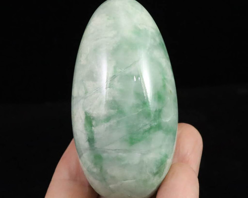 ［不思議な青緑色　透明感］　糸魚川翡翠18g ヒスイ　ひすい 糸魚川翡翠 ヒスイ 緑 68mm エッグ 138.7g #67807 天然石 榎本