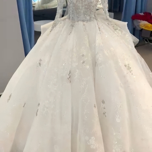 可愛いウェディングドレス 高級感 スクエアネック 長袖 ビジュー美品  