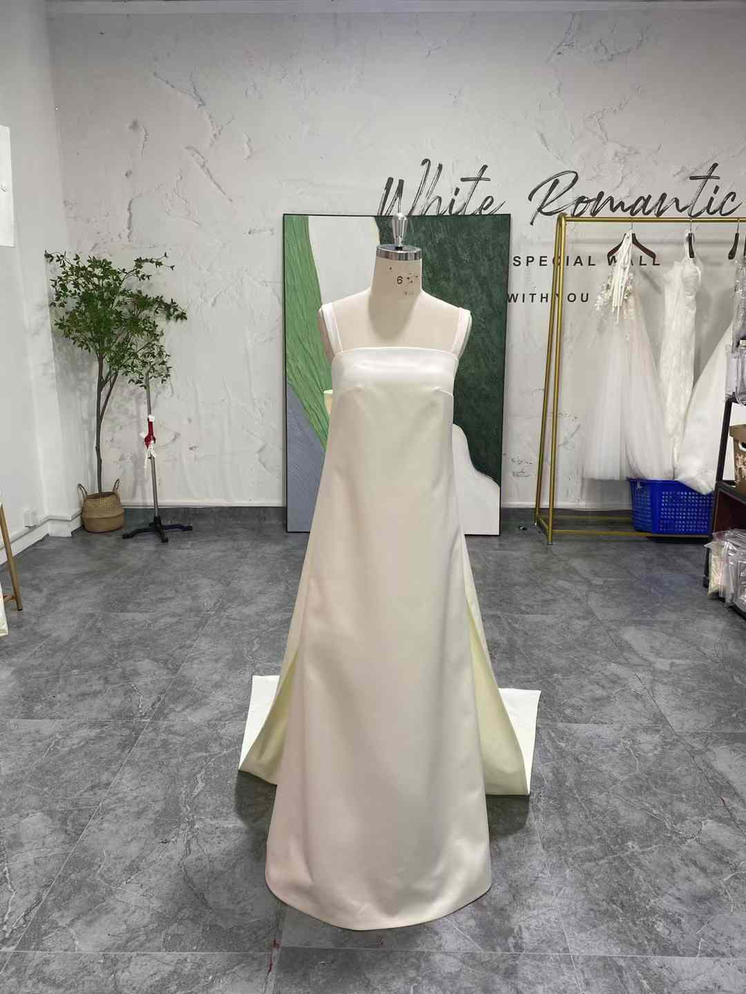 激売れ人気商品！ノースリーブ　上品　スクエアネック　オフホワイト　カラー変更可能　トレーン　大会パーディードレス音楽会