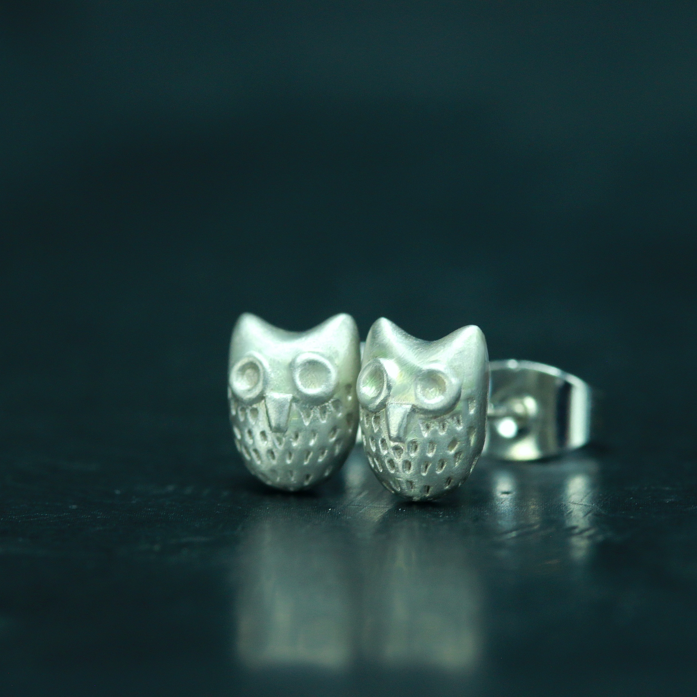 スターリングシルバーのかわいい赤ちゃんフクロウの顔のスタッドピアス、フクロウの鳥のイヤリング、自然は動物のイヤリングを触