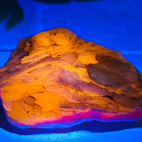 北海道石 然別湖西方産 蛍光 大雪オパール 原石 ラフストーン 天然石