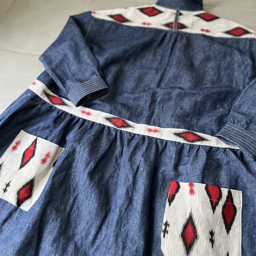 古着リメイク　ゆったり柔らかデニムシャツと赤チェックパッチワークワンピース 古着リメイク デニムシャツと赤チェックパッチワークワンピース