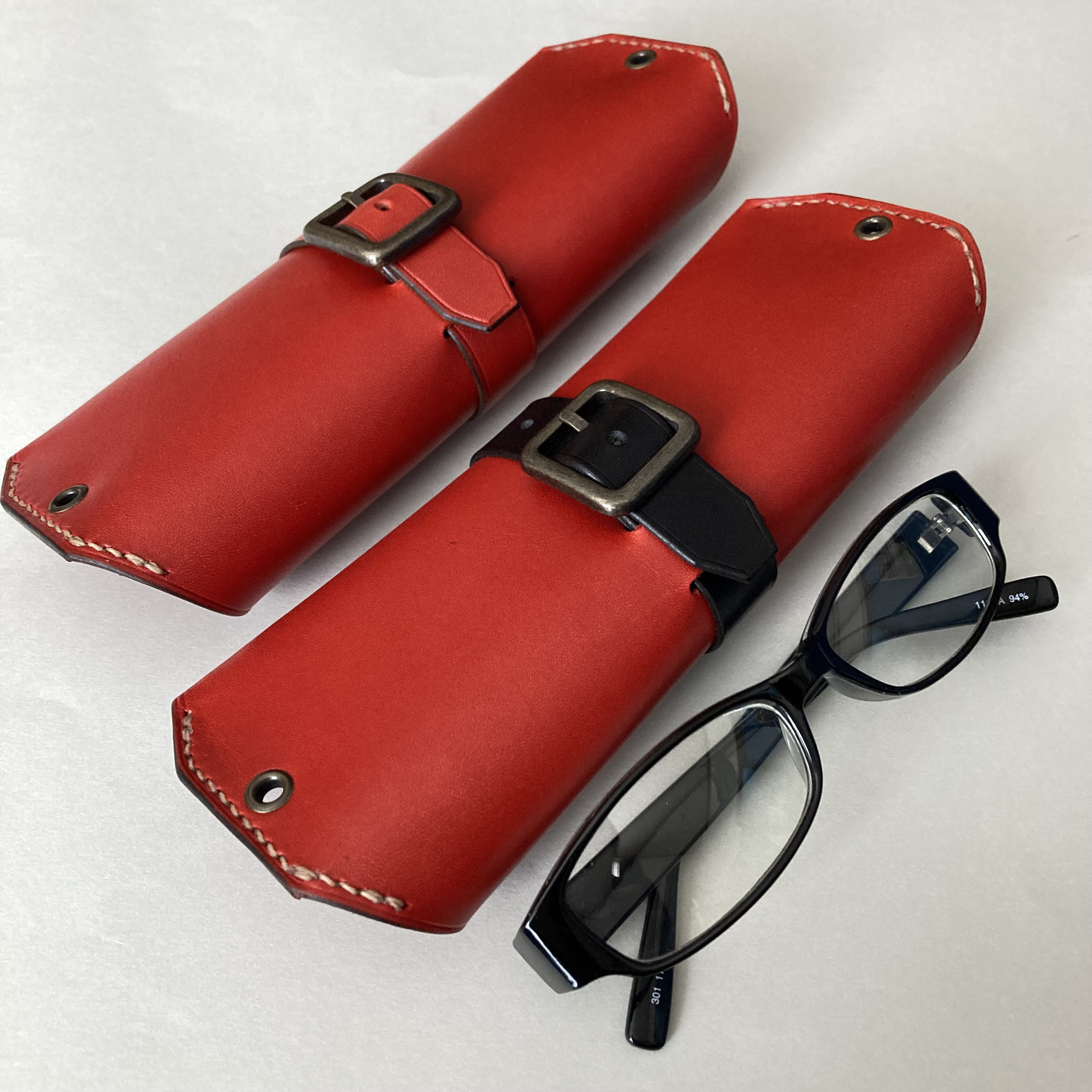 【名入れ可】中世ヨーロッパをイメージしたクラシックレザーメガネケース ヌメ革(本革) 栃木レザー レッド 4,620円