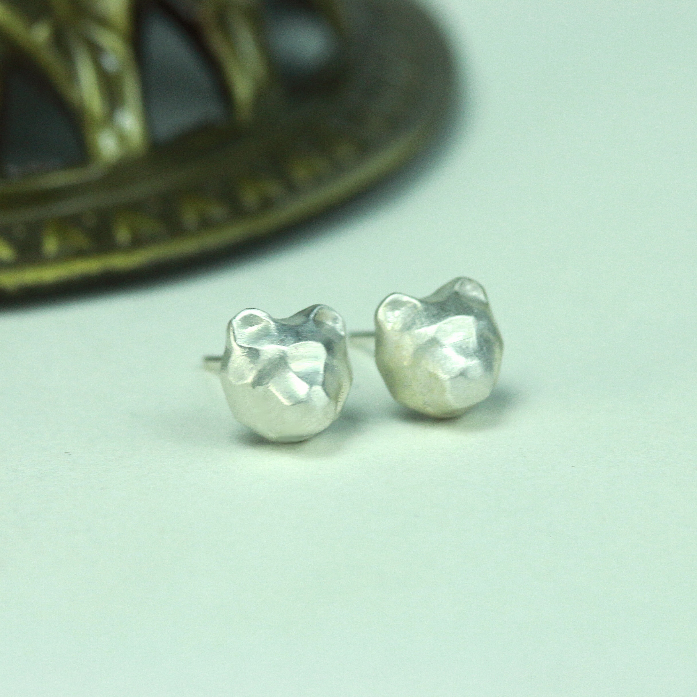 シルバーリトルベアヘッドスタッドピアス かわいい熊の頭のイヤリング 熊の恋人の贈り物 野生のジュエリーのテディベアスタッ