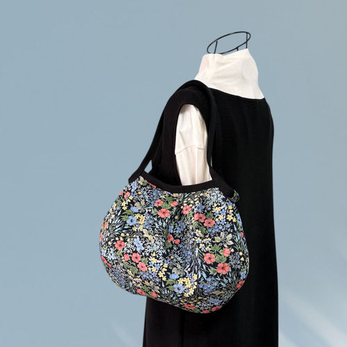 コロンと可愛いショルダーグラニーバッグ フラワーガーデン ブラック  