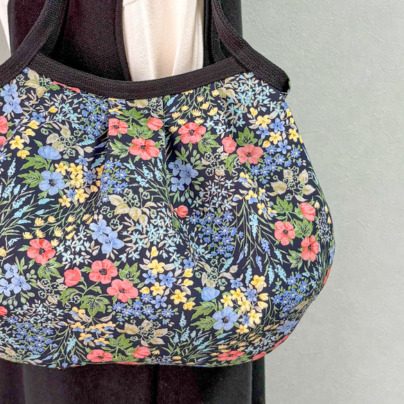 コロンと可愛いショルダーグラニーバッグ フラワーガーデン ブラック