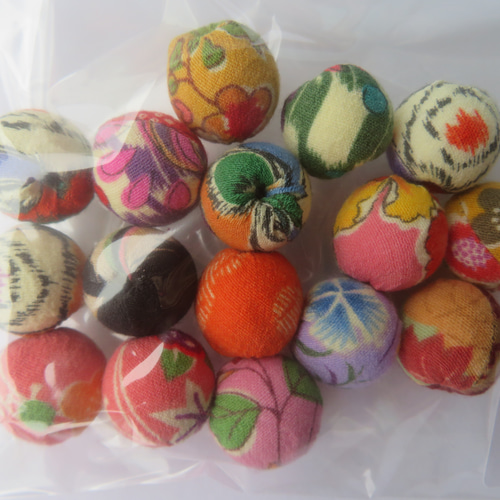 和玉☆ちりめん玉 木綿縮緬 手作りネックレス／髪飾り 16玉入り 格安 C