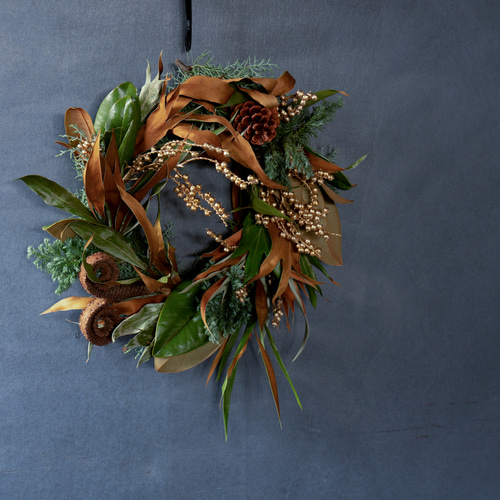 グレビレアゴールドとシープヘッドのクリスマスリース 2024ver