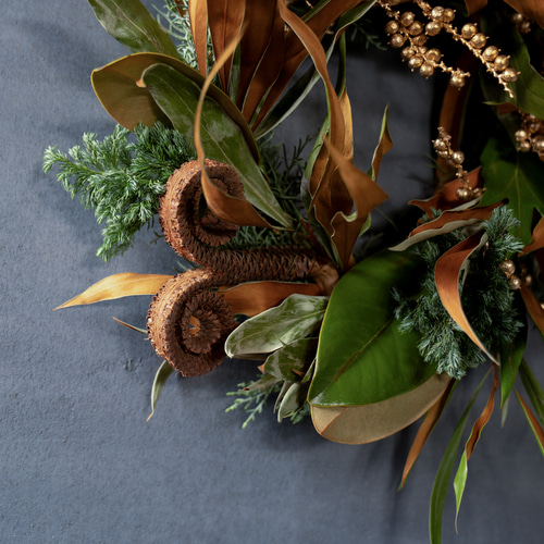 グレビレアゴールドとシープヘッドのクリスマスリース 2024ver