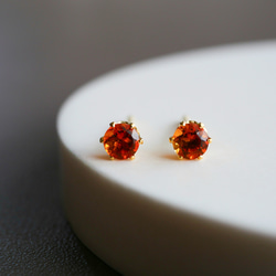 冬のきらめき〉ガーネット 一粒ピアス 3mm 小粒 1月誕生石
