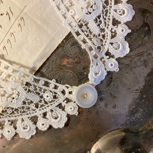 優雅でガーリーなアンティークギュピュールレースのリメイク付け襟